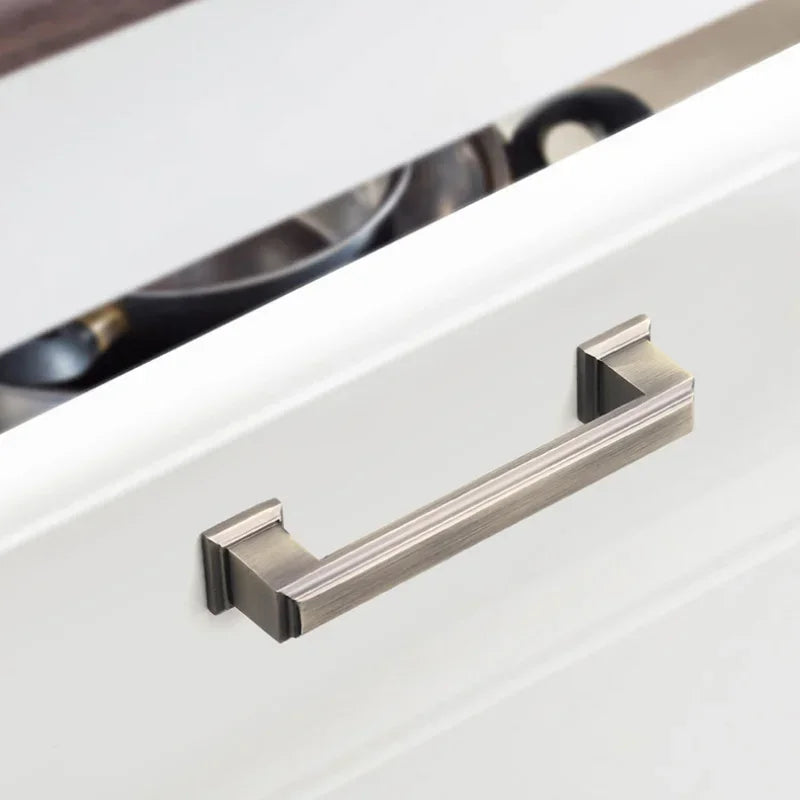 Maniglia per porta solida spessa in lega di zinco stile americano Maniglia per cassetto Maniglia per armadio in oro nero Maniglia per comodino Maniglia per armadio