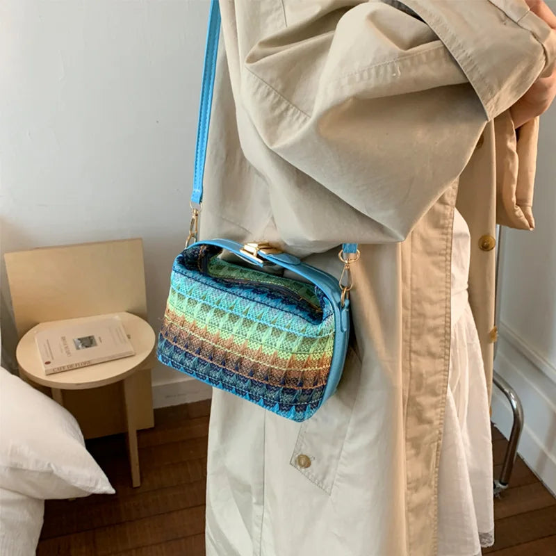 Borsa a tracolla a tracolla in tessuto colorato, borsa a tracolla da donna in stile etnico con griglia di colore a contrasto arcobaleno, pochette in paglia di rafia Boho