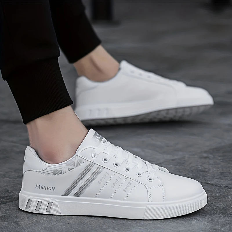 Sneakers bianche da uomo, scarpe casual traspiranti nuove primavera 2026, versione coreana, scarpe sportive versatili, scarpe da skate per studenti uomo