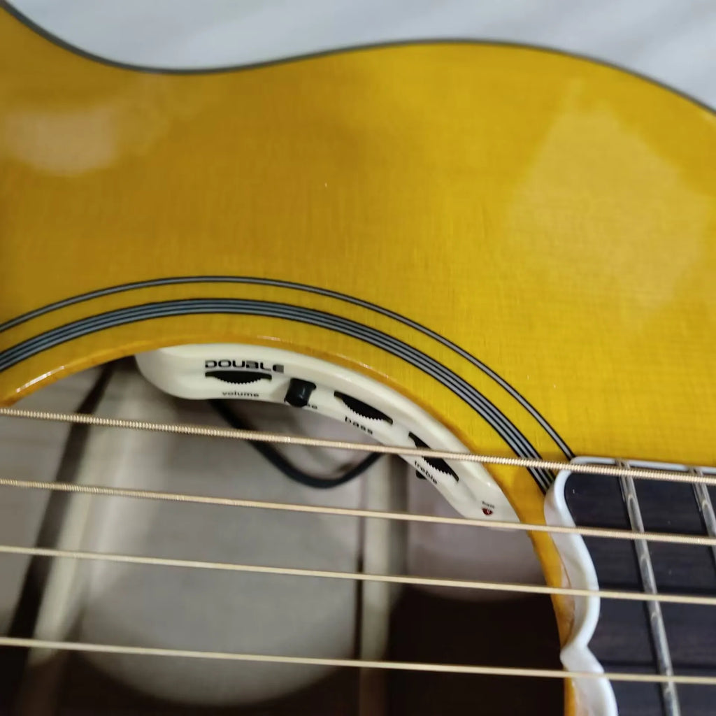 Chitarra elettroacustica super jumbo, top solido, chitarra in acero fiammato ambra, colore biondo con pickup