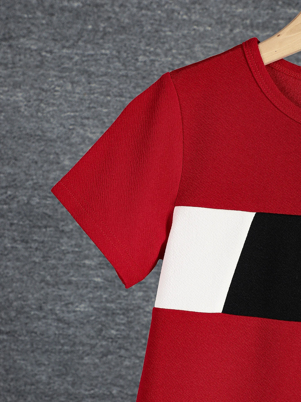 Set di t-shirt e pantaloncini a maniche corte colorblock casual da 2 pezzi per ragazzi, comodi vestiti estivi per bambini