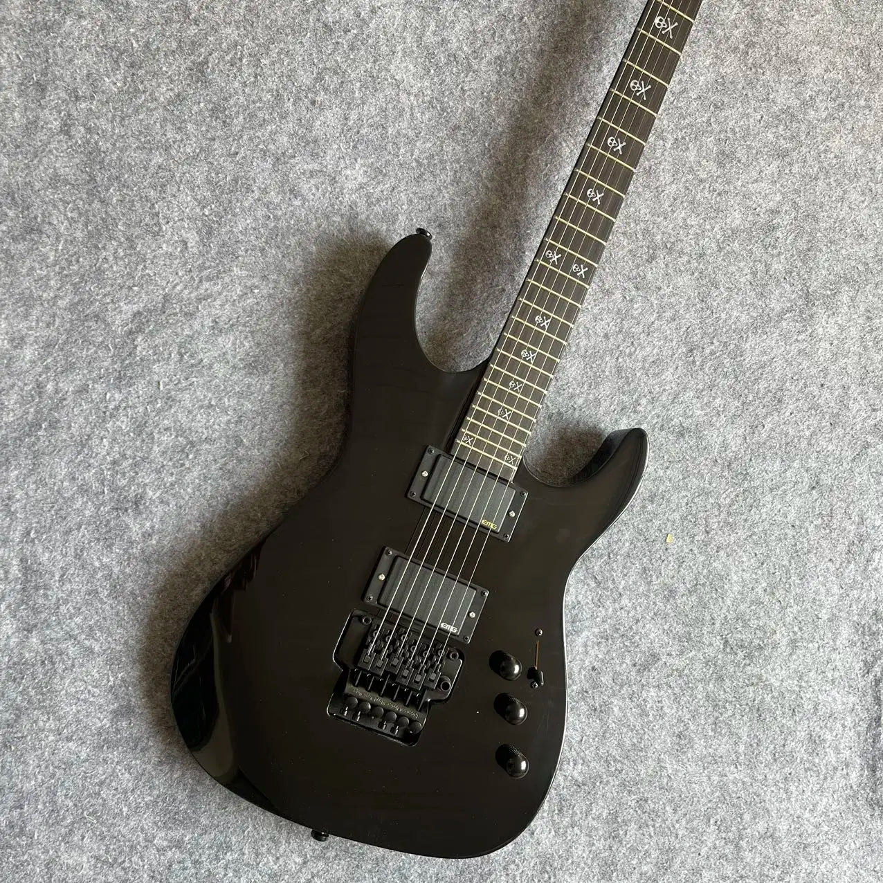 Chitarra Elettrica Versatile, Sistema Vibrato Migliorato, Sistema di Pickup Attivi, Consegna Rapida