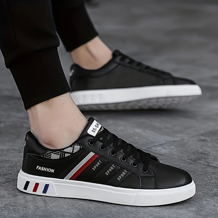 Un paio di scarpe da ginnastica bianche, perfette per lo skateboard, gli sport casual e l'uso quotidiano. Leggero con Suola Morbida, Adatto per