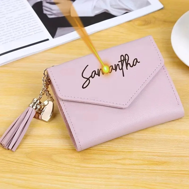 2025 Portafogli con nome con testo personalizzato Porta carte in ecopelle inciso Portafoglio da donna Ideale per regalo per il giorno di compleanno delle ragazze della sua moglie
