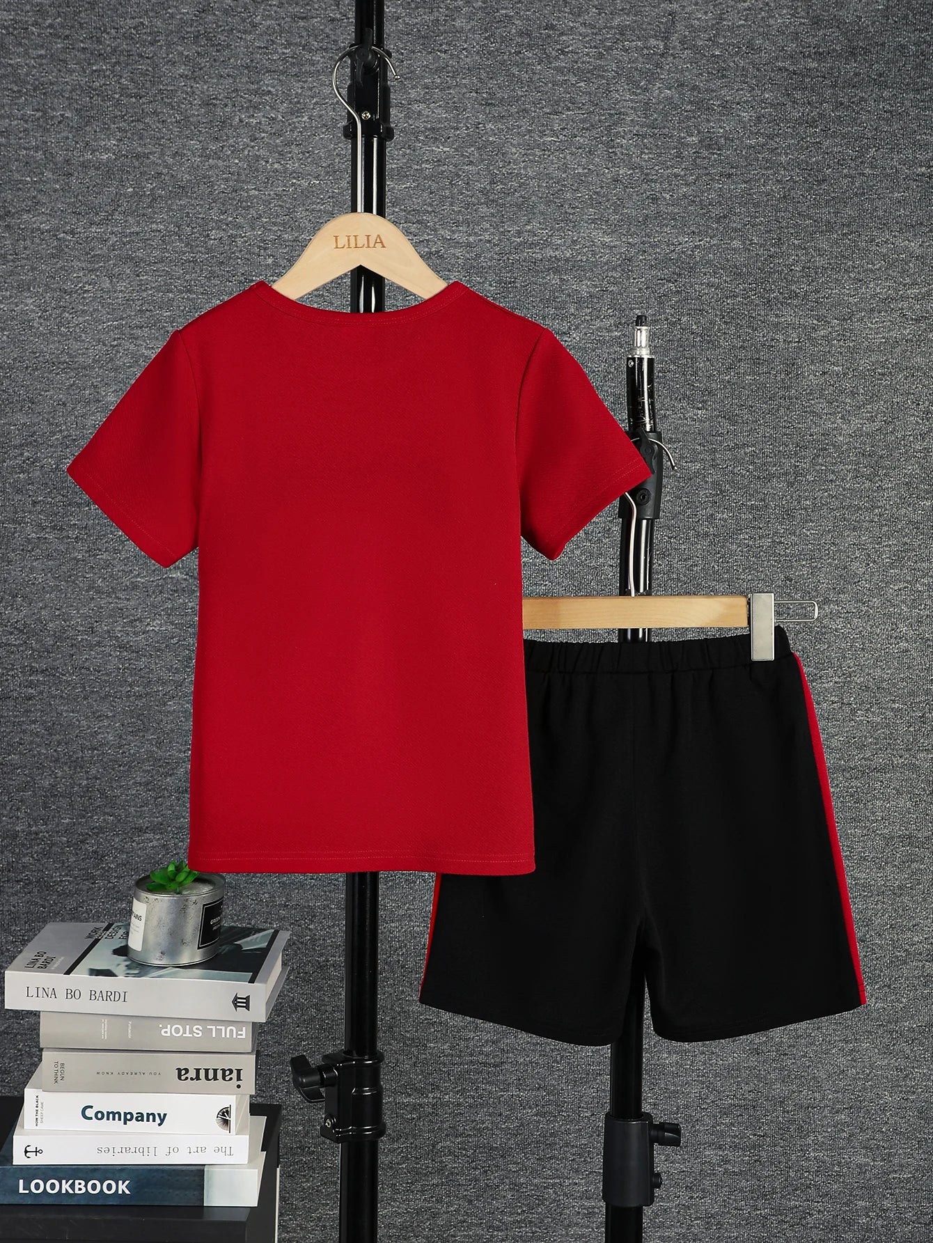 Set di t-shirt e pantaloncini a maniche corte colorblock casual da 2 pezzi per ragazzi, comodi vestiti estivi per bambini