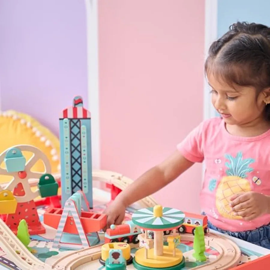 Tavolo da gioco in legno Teamson a tema carnevale con ferrovia, giostra e ruota panoramica, set interattivo per bambini