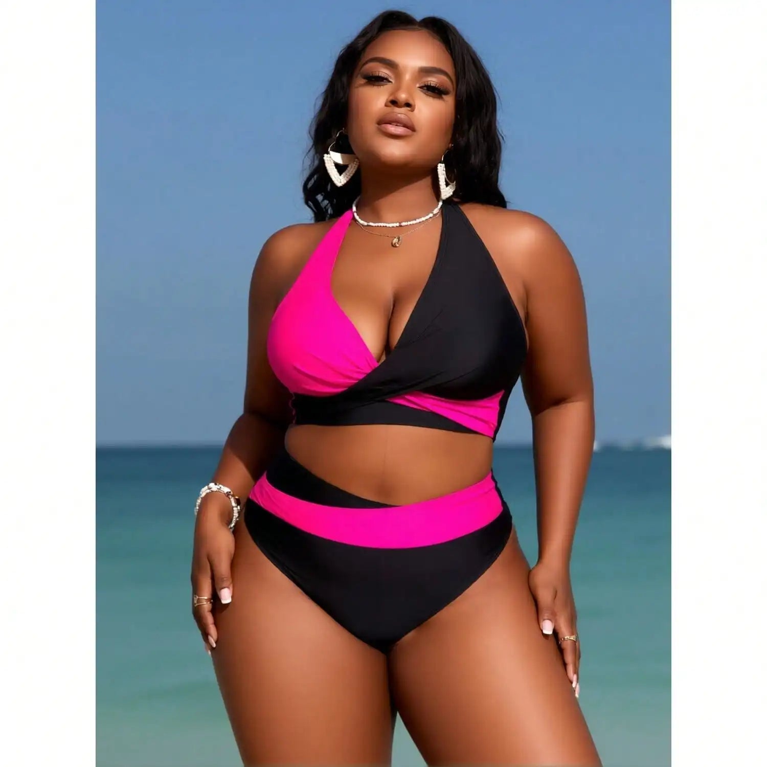 Set bikini da donna taglie forti con scollo all'americana e nodo frontale, color block nero e rosa shocking