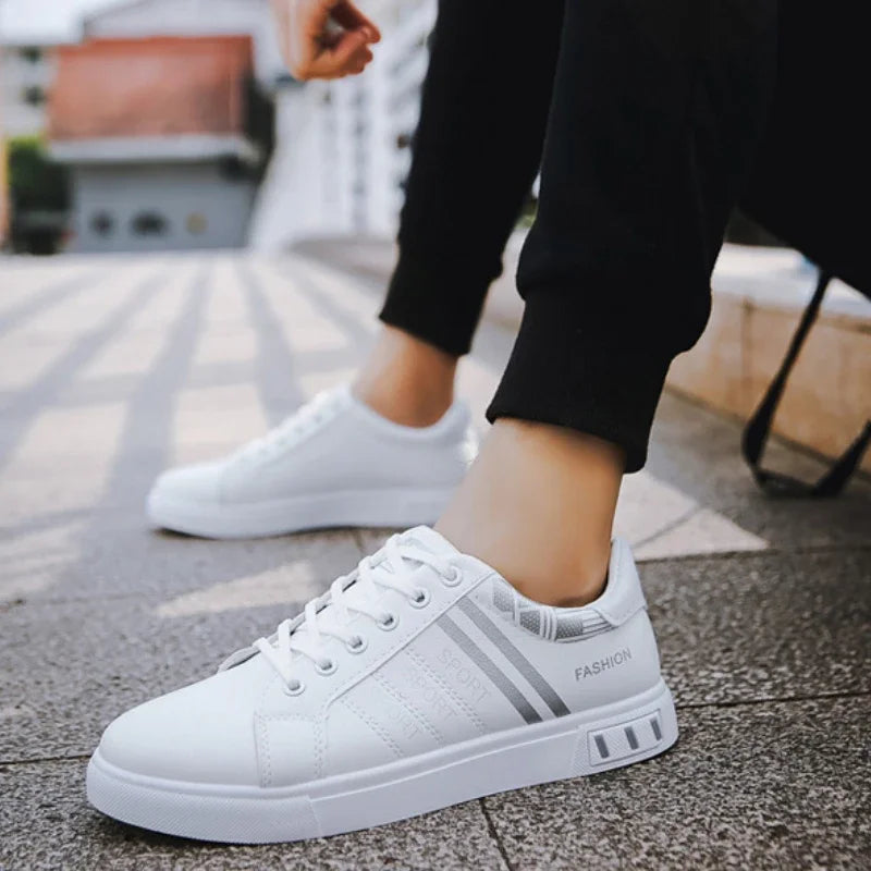 Scarpe da ginnastica da uomo Scarpe casual bianche Scarpe basse leggere e traspiranti Scarpe vulcanizzate con lacci alla moda Scarpe da uomo da esterno antiscivolo Tenis