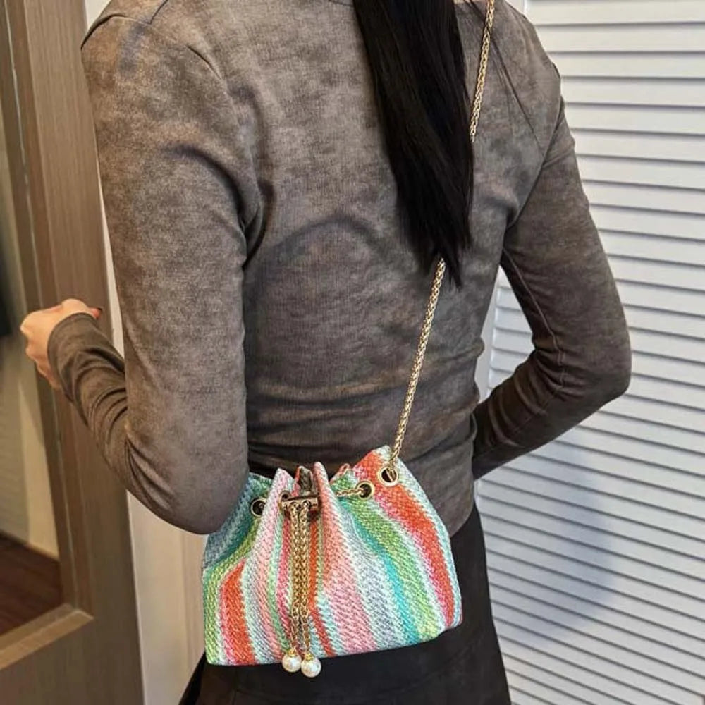 Borsa a tracolla grande in paglia intrecciata con strisce color arcobaleno, sacca a secchiello con coulisse e catena, borsa a tracolla da spiaggia
