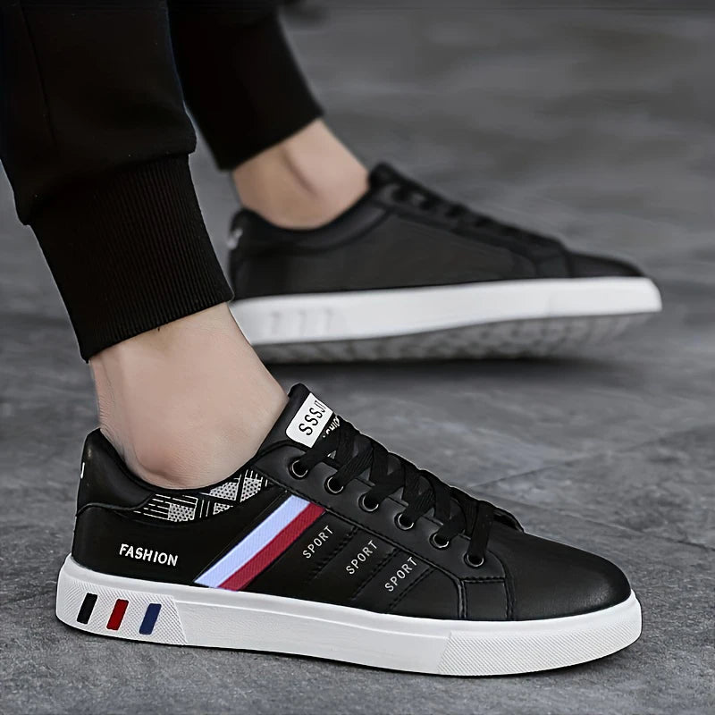 Sneakers bianche da uomo, scarpe casual traspiranti nuove primavera 2026, versione coreana, scarpe sportive versatili, scarpe da skate per studenti uomo