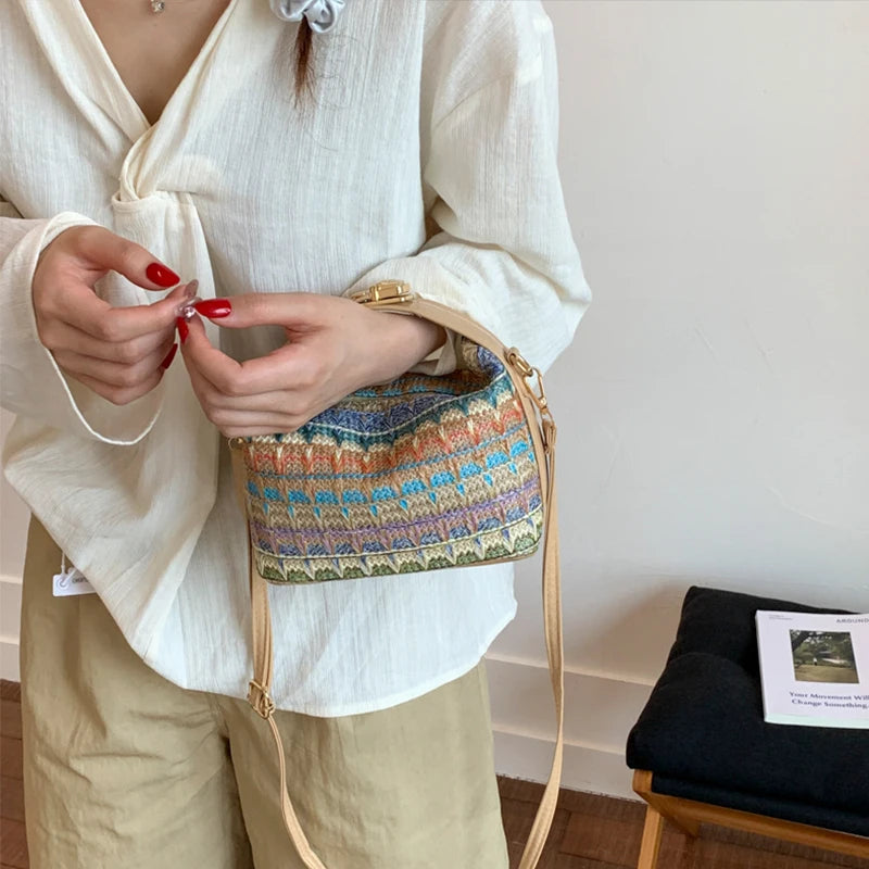 Borsa a tracolla a tracolla in tessuto colorato, borsa a tracolla da donna in stile etnico con griglia di colore a contrasto arcobaleno, pochette in paglia di rafia Boho