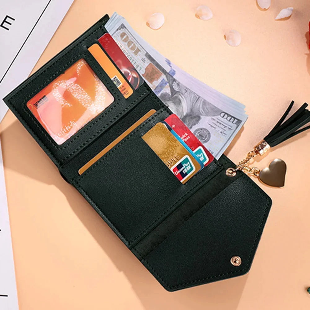 Portafoglio Corto da Donna a Tre Ante con Ciondolo a Nappa in Pelle PU, Porta Monete e Scomparti Multipli per Carte, Mini Pochette Sottile Femminile Porta Carte
