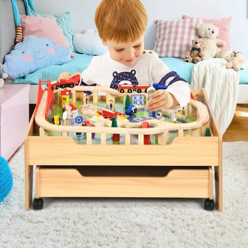 Tavolo con set trenino in legno per bambini con 100 pezzi multicolori e ruote bloccabili