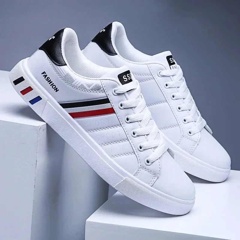 Scarpe da ginnastica estive da uomo Scarpe vulcanizzate casual Scarpe di lusso bianche piatte leggere e traspiranti per uomo Scarpe da tennis Tênis Masculino