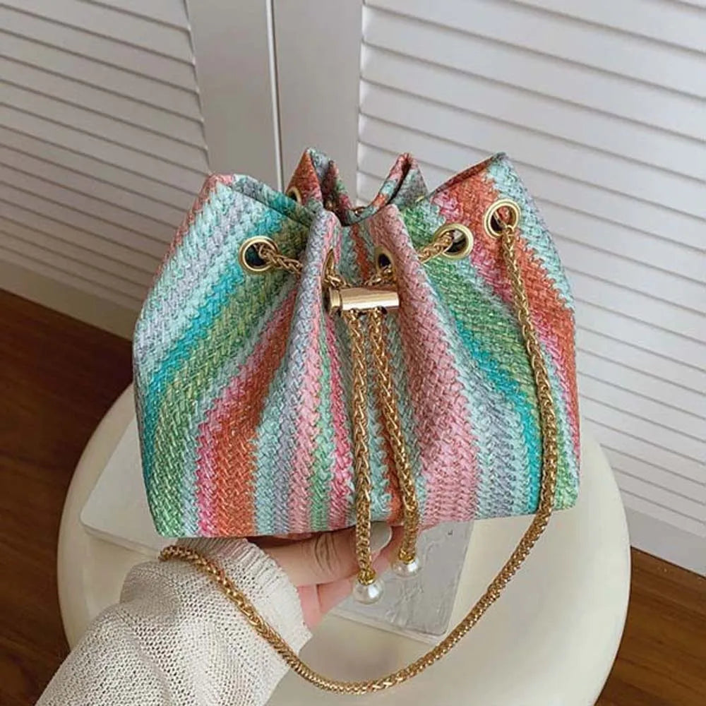 Borsa a tracolla grande in paglia intrecciata con strisce color arcobaleno, sacca a secchiello con coulisse e catena, borsa a tracolla da spiaggia