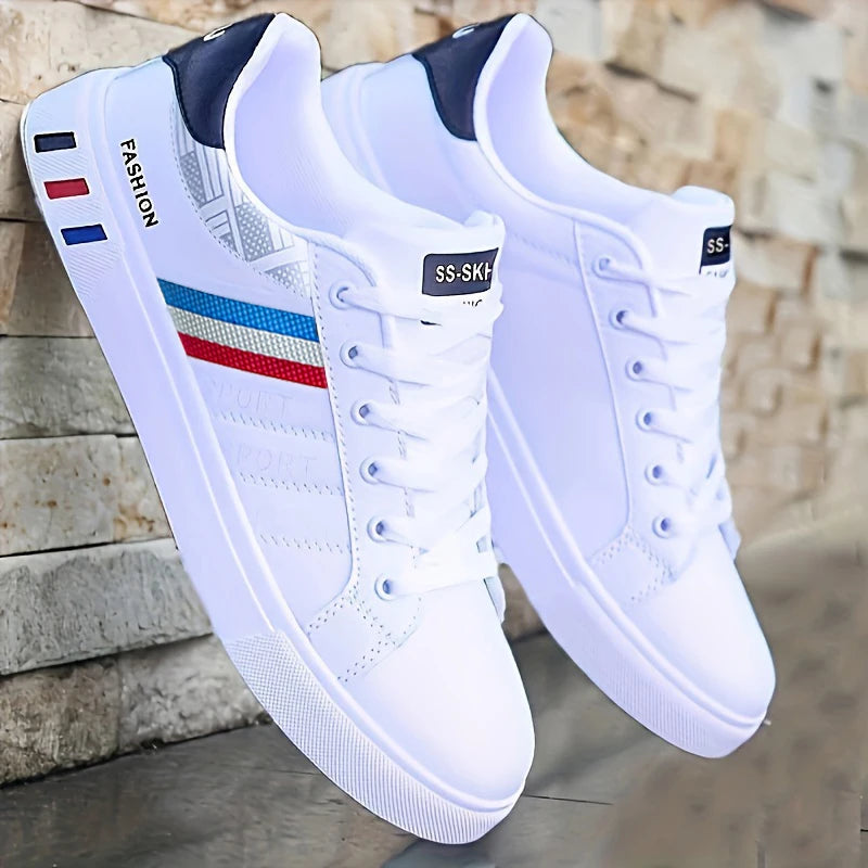 Un paio di scarpe da ginnastica bianche, perfette per lo skateboard, gli sport casual e l'uso quotidiano. Leggero con Suola Morbida, Adatto per