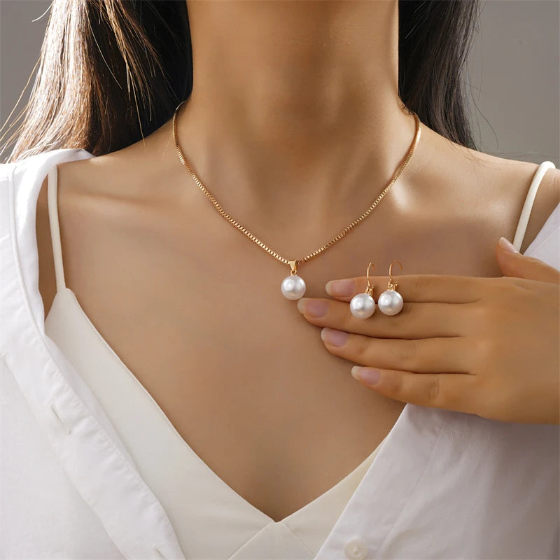 Set di gioielli con ciondolo di perle imitazione moda elegante per le donne Regali per feste di nozze per ragazze con orecchini a catena color oro vintage