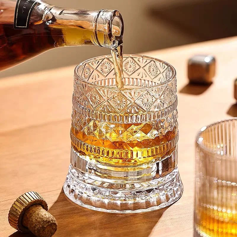 Bicchiere da whisky rotante da 280 ml Bicchiere da birra premium in cristallo creativo Tazza da liquore a rilievo con base dritta Stampo per bevande Bicchiere da vino