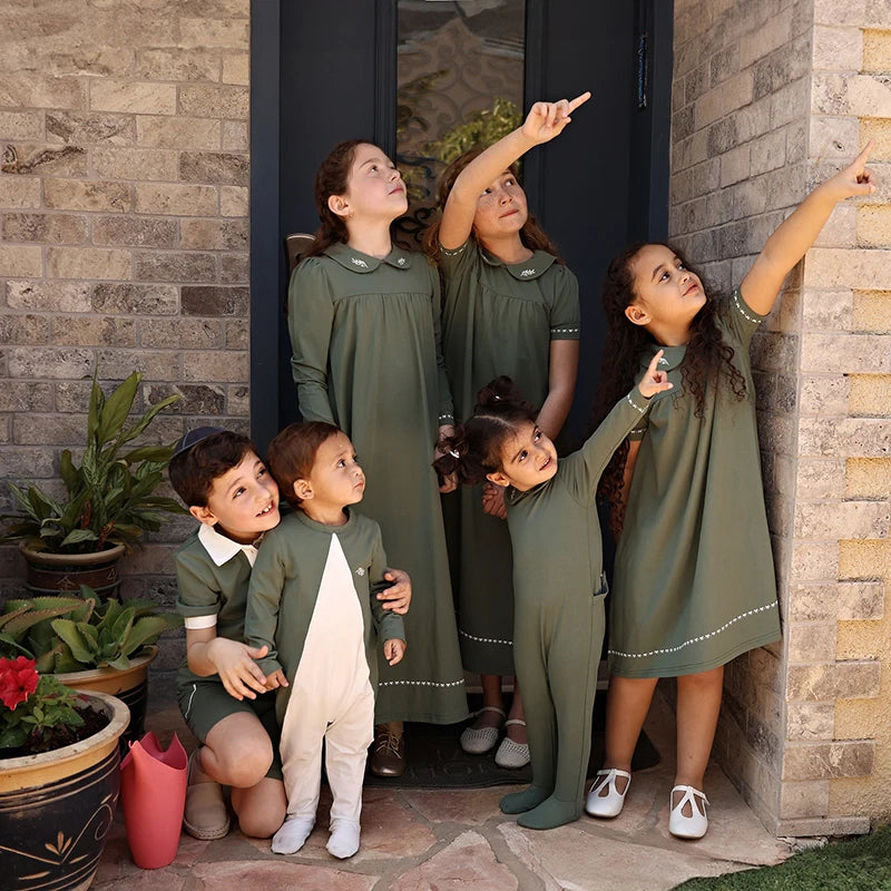 AA-SS26 Set Abito Shabbos Verde Beige Coordinato Famiglia Abbigliamento Bambini Vestiti con Fiocco Stampa Foglie d'Ulivo Set per Ragazzi Tutina per Neonati