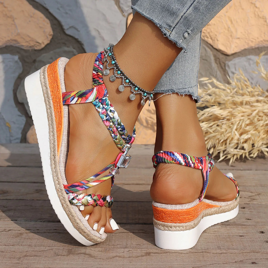 Sandali alla moda da donna con zeppa intrecciata e stampa colorata, comodi e traspiranti, scarpe da spiaggia per le vacanze.