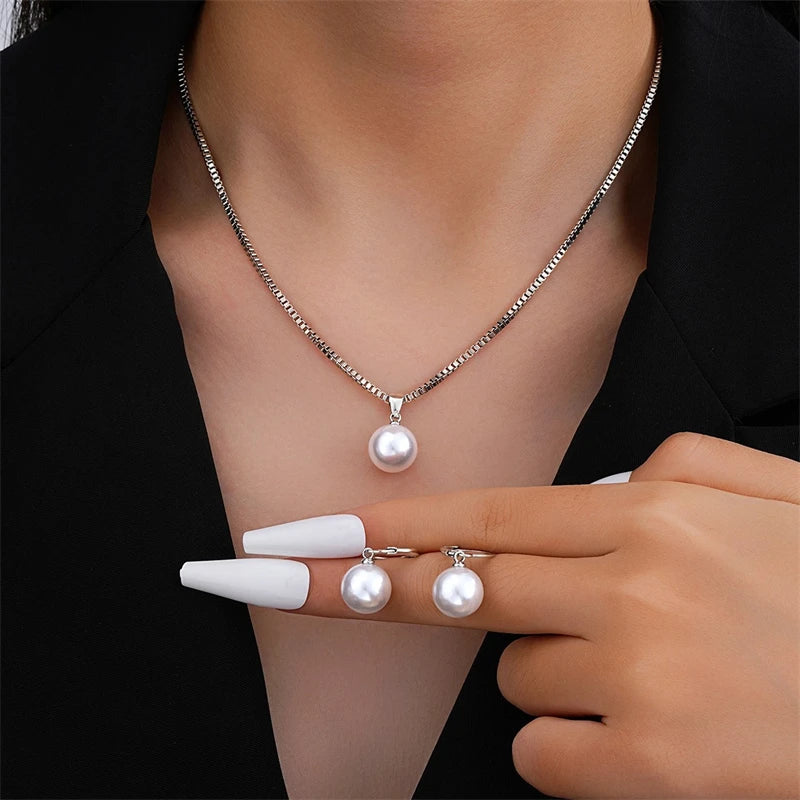 Set di gioielli con ciondolo di perle imitazione moda elegante per le donne Regali per feste di nozze per ragazze con orecchini a catena color oro vintage