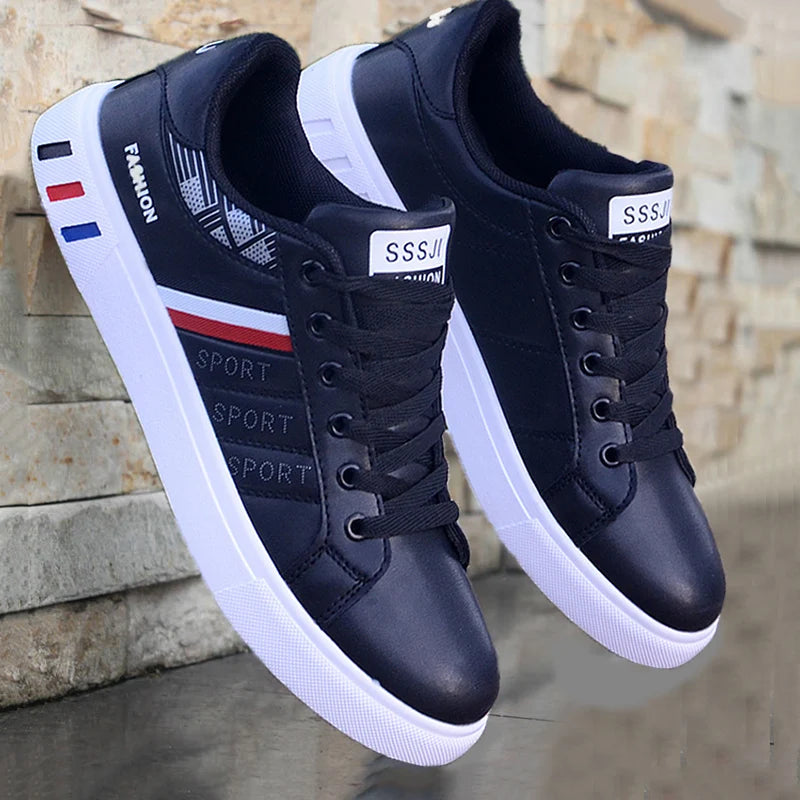 Sneakers bianche da uomo, scarpe casual traspiranti nuove primavera 2026, versione coreana, scarpe sportive versatili, scarpe da skate per studenti uomo
