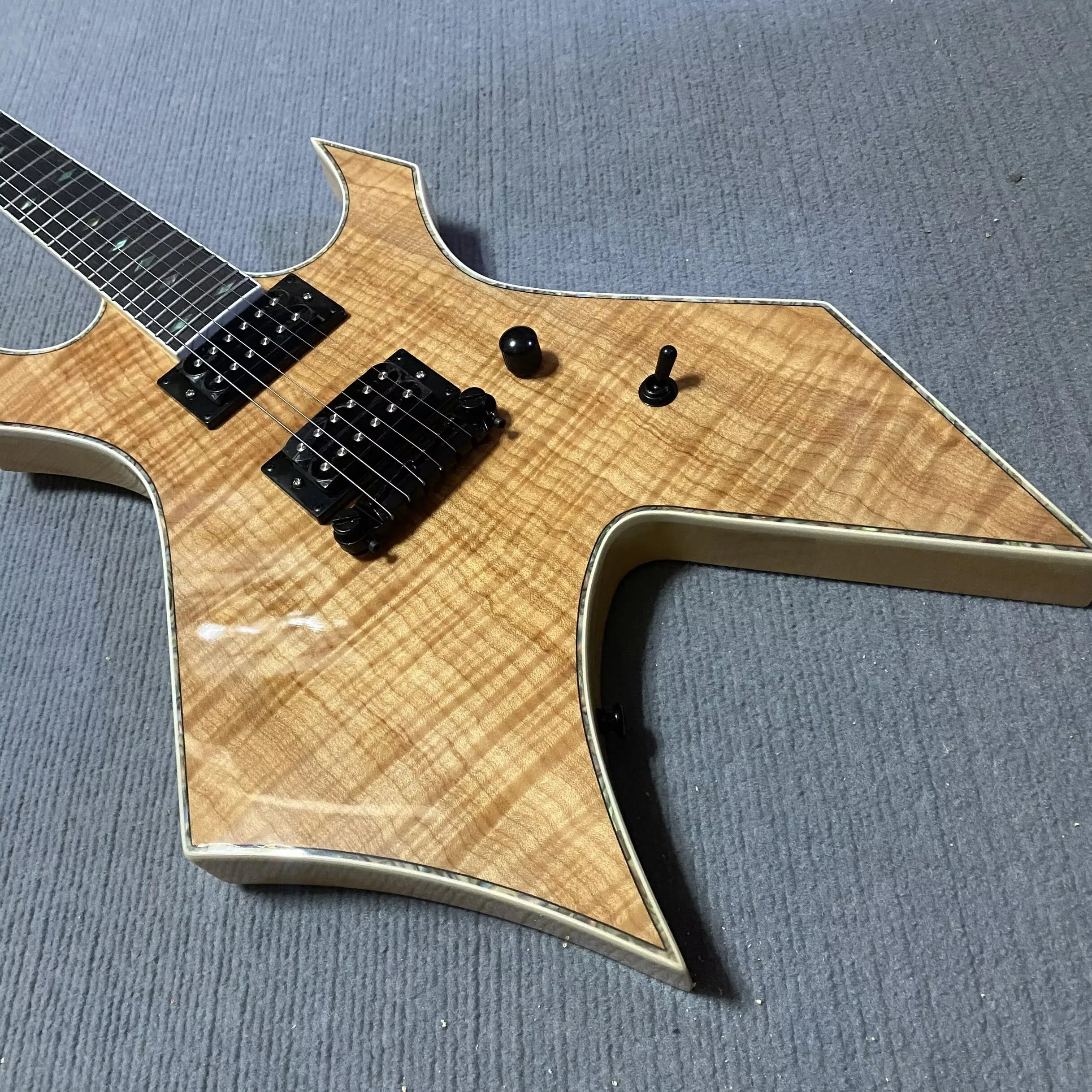 Chitarra in Legno Naturale dalla Forma Insolita, Consegna Espressa in 48 Ore di Chitarre Elettriche con Foto Reali e Video