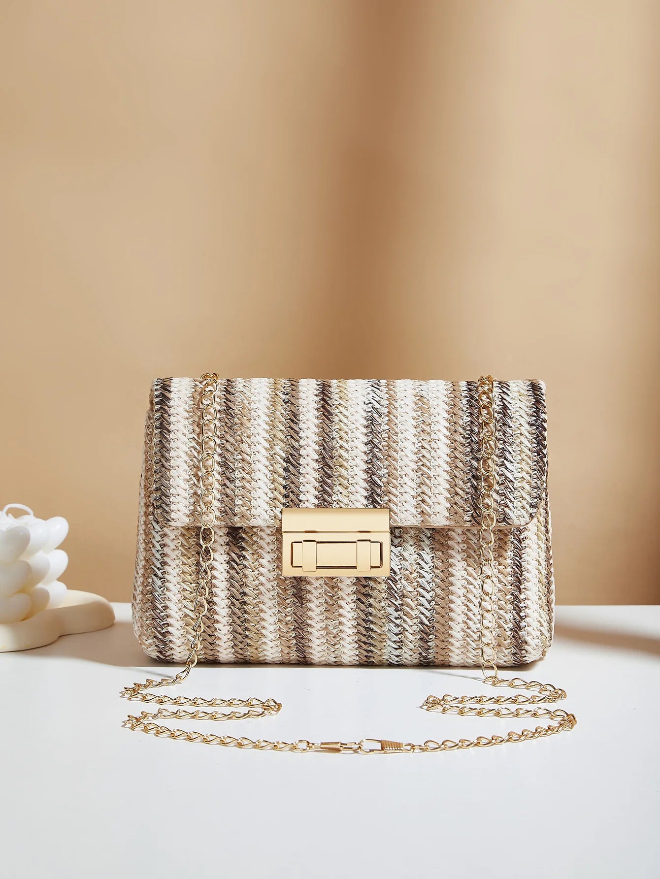 Borse da spiaggia estive in paglia intrecciata a mano in rattan Borsa da donna con chiusura Catene intrecciate Borsa a tracolla con patta Borsa a tracolla colorata con pannelli