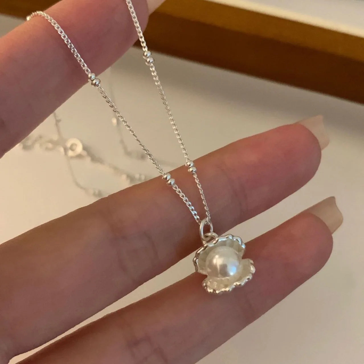 Collana con ciondolo conchiglia di perle per donna, temperamento delicato ed elegante, girocollo, catena, gioielli per feste in ufficio, regalo di compleanno