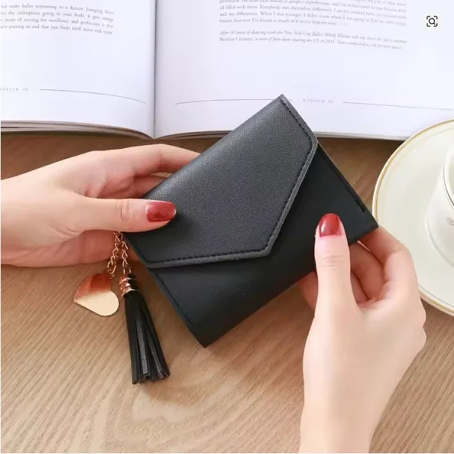 Portafoglio Corto da Donna a Tre Ante con Ciondolo a Nappa in Pelle PU, Porta Monete e Scomparti Multipli per Carte, Mini Pochette Sottile Femminile Porta Carte