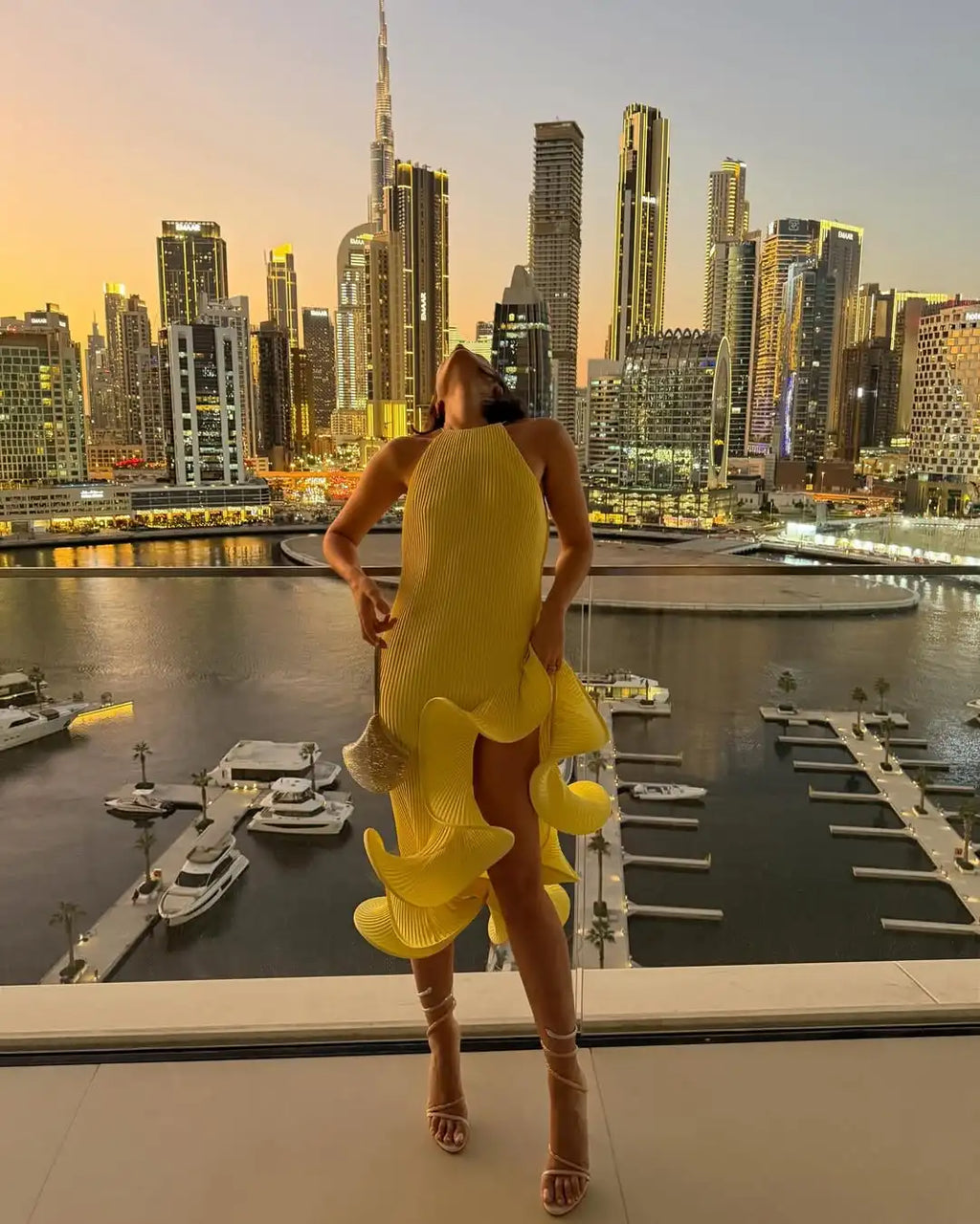 Elegante Abito Lungo Giallo Halter da Donna Senza Maniche con Balze Irregolari e Spacco Alto, Vestito Aderente Romantico per Ospiti di Matrimoni e Feste 2026